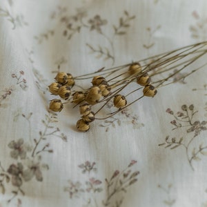 Nebbia mattutina, tessuto di lino bianco avorio per abiti da cucire tagliati su misura, tessuto stampato con fiori ad acquerello, stampa floreale vintage immagine 2