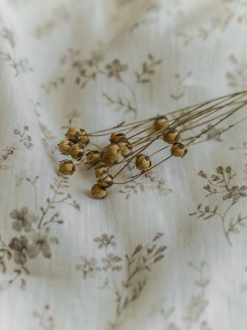 Brume matinale, tissu en lin blanc ivoire pour coudre des vêtements par mètre, tissu imprimé avec des fleurs à l'aquarelle, imprimé floral vintage image 2