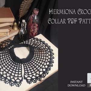 Puede incluir: Un cuello de ganchillo negro con un diseño similar a una telaraña, exhibido sobre una superficie de madera. La imagen incluye el texto "Hermiona Crochet Collar PDF Pattern" y "Instant Download PDF". Otros elementos son libros, una pluma y botellas.