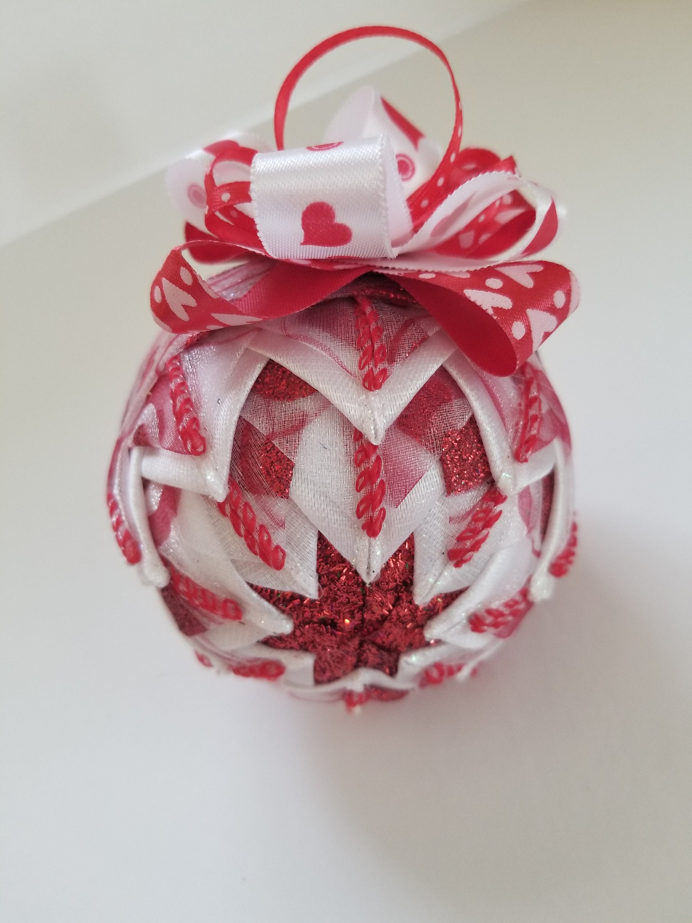 Quilted Christmas Ornament ball handmade with red and white Etsy.de