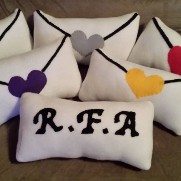 Almohada con letras RFA de Mystic Messenger