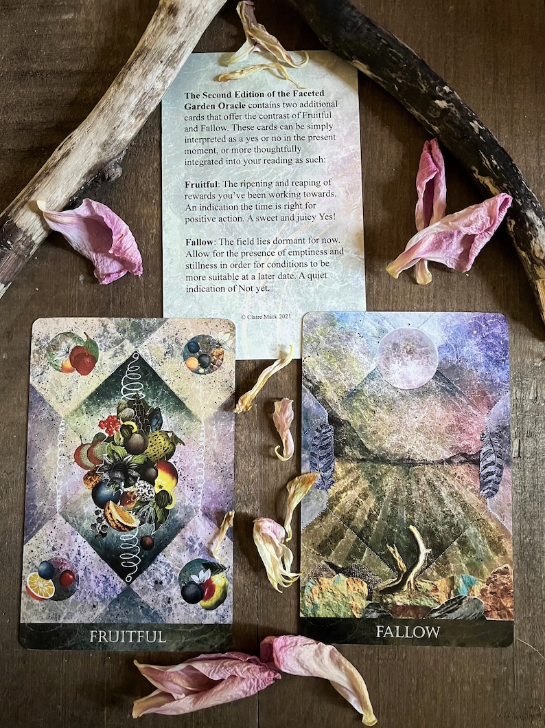 K&ouml;nnte beinhalten: Zwei Tarotkarten mit farbenfrohen Illustrationen. Die Karte links hei&szlig;t "Fruitful" und zeigt eine Vielzahl von Fr&uuml;chten und Gem&uuml;se. Die Karte rechts hei&szlig;t "Fallow" und zeigt eine Landschaft mit Vollmond.