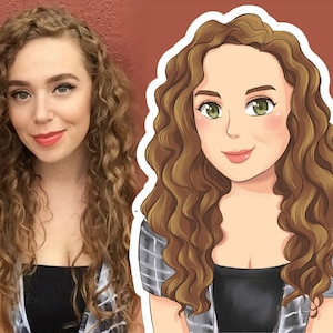 K&ouml;nnte beinhalten: Ein Bild nebeneinander, das eine Person und eine Cartoon-Illustration zeigt. Die Person hat lockiges braunes Haar, helle Haut und tr&auml;gt ein schwarzes Oberteil und ein kariertes Hemd. Die Cartoon-Version hat &auml;hnliche Merkmale.