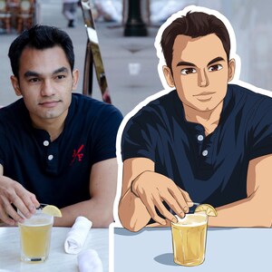 K&ouml;nnte beinhalten: Ein Mann in einem marineblauen Henley-Shirt mit einer Zitronenscheibe in einem Bierglas. Das Bild ist eine geteilte Ansicht, mit einem realen Foto auf der linken Seite und einer Illustration im Anime-Stil auf der rechten Seite. Der Mann sitzt an einem Tisch.