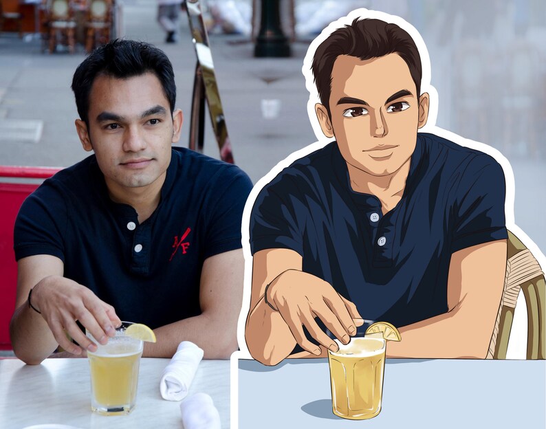 K&ouml;nnte beinhalten: Ein Mann in einem marineblauen Henley-Shirt mit einer Zitronenscheibe in einem Bierglas. Das Bild ist eine geteilte Ansicht, mit einem realen Foto auf der linken Seite und einer Illustration im Anime-Stil auf der rechten Seite. Der Mann sitzt an einem Tisch.