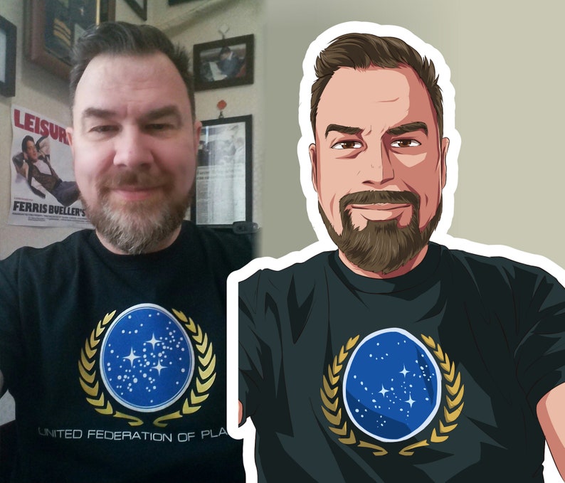 K&ouml;nnte beinhalten: Ein schwarzes T-Shirt mit einem blau-wei&szlig;en Emblem, einem goldenen Lorbeerkranz und dem Text "UNITED FEDERATION OF PLA". Das Bild enth&auml;lt auch eine Cartoon-Version der Person, die das T-Shirt tr&auml;gt.