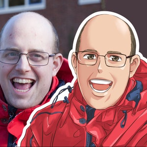 K&ouml;nnte beinhalten: Ein geteiltes Bild, das einen Mann in einer roten Jacke und Brille zeigt, sowie eine Illustration im Anime-Stil derselben Person. Beide Bilder zeigen den Mann l&auml;chelnd mit offenem Mund. Die Illustration hat einen wei&szlig;en Umriss.