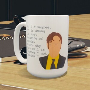 Puede incluir: Taza de cerámica blanca con una ilustración de dibujos animados de un hombre con traje y corbata. La taza tiene el texto: "No, no estoy de acuerdo. 'Asesinato' está entre los sonidos más amenazantes."