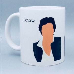 Op de afbeelding: Witte keramische mok met een zwart-oranje afbeelding van een persoon en de tekst "I know". De mok heeft een gebogen handvat en een glanzende afwerking. Het ontwerp is een minimalistische illustratie.