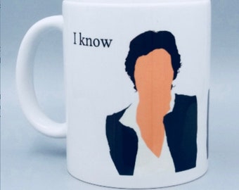 Może przedstawiać: Biały ceramiczny kubek z czarno-pomarańczową grafiką przedstawiającą osobę i napisem "I know". Kubek ma zakrzywiony uchwyt i błyszczące wykończenie. Projekt to minimalistyczna ilustracja.