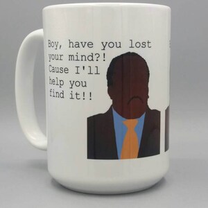 Puede incluir: Taza de cerámica blanca con un diseño de un hombre con traje y corbata. La taza tiene el texto "Boy, have you lost your mind?! Cause I'll help you find it!!". Diseño sencillo.
