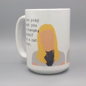 Puede incluir: Taza de cer&aacute;mica blanca con asa, con una ilustraci&oacute;n de una mujer rubia y el texto: "Si rezas lo suficiente, puedes convertirte en una persona de gatos."