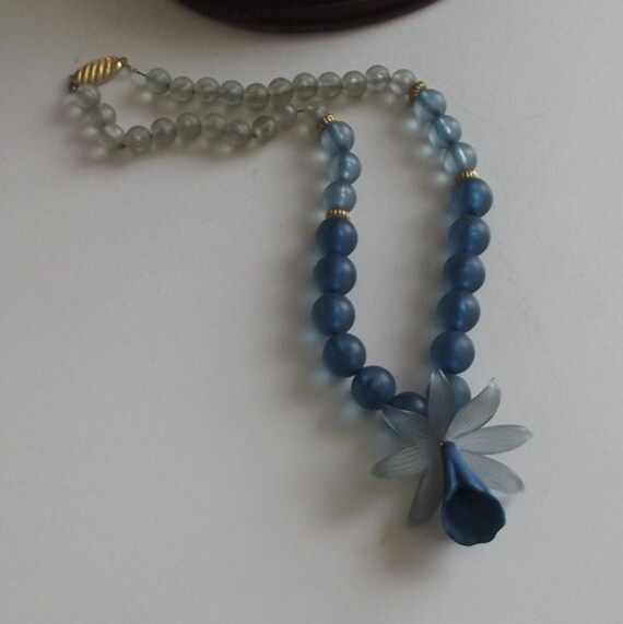 Vintage 1940s celluloid necklace/ 40s aqua cellulo