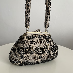 Bolso clutch de cuentas negras de la década de 1950 / bolso de asa superior vintage de los años 50