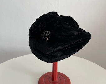 1930s black velvet hat | vintage 30s velvet calotte