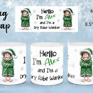 Può includere: Una tazza in ceramica bianca con un'illustrazione a cartone animato di una persona in accappatoio verde e cappello da elfo, con il testo "Hello I'm Alex and I'm a Dry Robe Wanker". L'immagine include un'anteprima di 21,6 cm per 8,9 cm.
