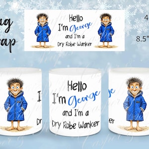 Op de afbeelding: Een witte keramische mok met een cartoonillustratie van een persoon in een blauwe badjas met de tekst: Hello I'm George and I'm a Dry Robe Wanker. Het ontwerp is getoond in een plat formaat van 21,59 cm bij 8,89 cm en op drie mokken.