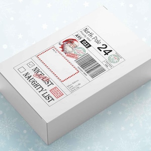 Puede incluir: Caja rectangular blanca con una etiqueta temática navideña. La etiqueta presenta un gráfico de Papá Noel, un código de barras y el texto "North Pole 24". La caja incluye una casilla de verificación "Nice List" y una casilla de verificación "Naughty List".