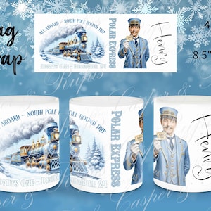 Op de afbeelding: Een digitaal mokontwerp met een stoomtrein in een besneeuwd landschap met de tekst All Aboard North Pole Round Trip Polar Express Admits One December 24 en een conducteur die een ticket met de naam Henry vasthoudt, van 21,59 bij 8,89 cm.