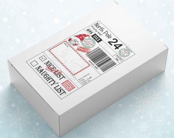 Pode incluir: Uma caixa branca com uma caixa de seleção "Nice List" e "Naughty List" vermelha e branca. A caixa tem um carimbo de Papai Noel vermelho e branco e um rótulo de envio do Pólo Norte com o texto "North Pole 24" e "Priority Mail".
