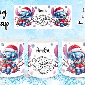 Peut inclure: Une tasse en céramique blanche avec un personnage de dessin animé bleu et rouge portant un chapeau de Père Noël. Le personnage tient une canne en sucre et un renne. La tasse porte l'inscription "Amelia The North Pole Hot Chocolate Christmas Blend".