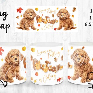 Pode incluir: Uma caneca de cerâmica branca com uma ilustração de um cão castanho e branco e o texto "Leaves are Falling Autumn is Calling". A caneca tem 8,5 polegadas de largura e 3,5 polegadas de altura.