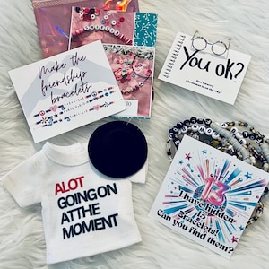 Acessórios de elfo inspirados em T-Swizzle | Mini camiseta | Conjunto de pulseiras escondidas | Muita coisa acontecendo | Você está bem? | Mini óculos | Cartas e acessórios | Mini elfo