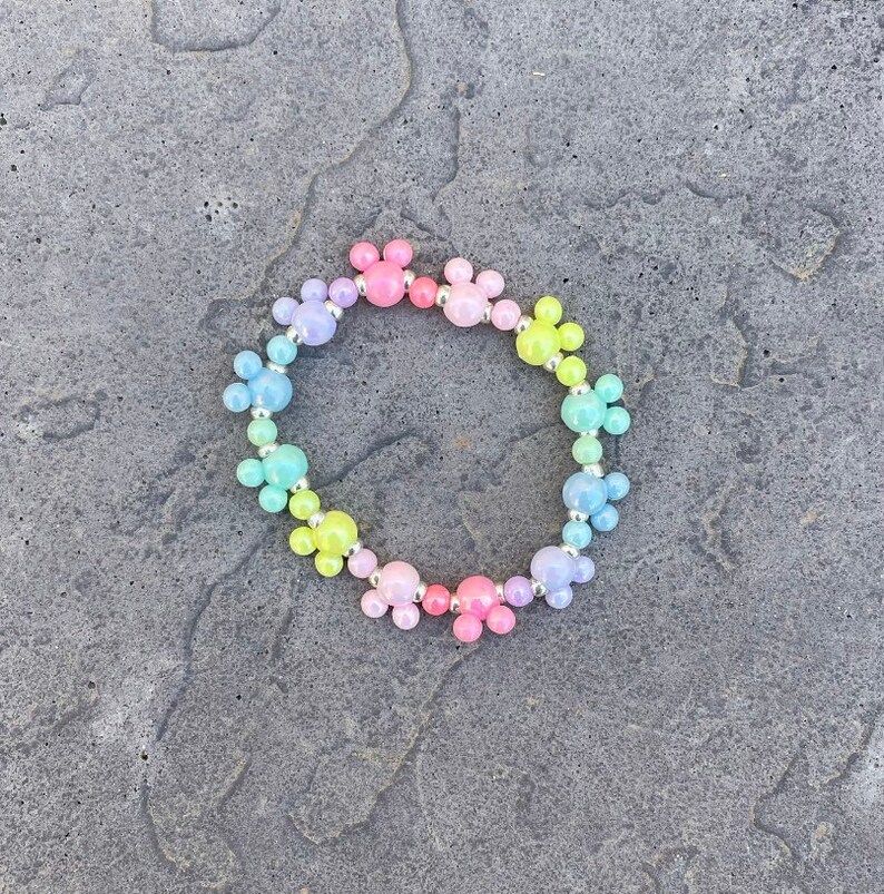 Mickey Mouse Bracelet, Kids Disney Bracelet, Mickey Beaded Bracelet, Disney Arm Candy, Mickey Disney Bracelet, Disney Stacking Bracelet bild 2