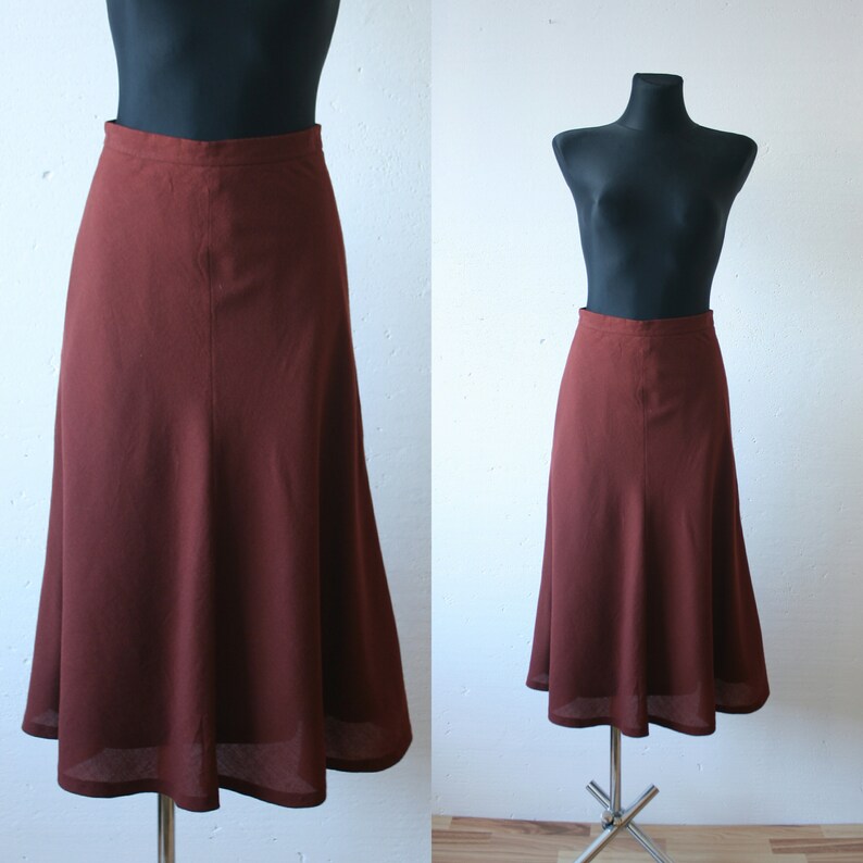 Woman/'s Flowing Skirt With Leaf Pattern Detail.