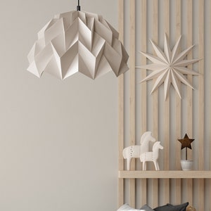 Paralume origami, lampada beige, arredamento camera da letto beige, stanza per adolescenti, colori naturali, beige e blu, paralume di carta