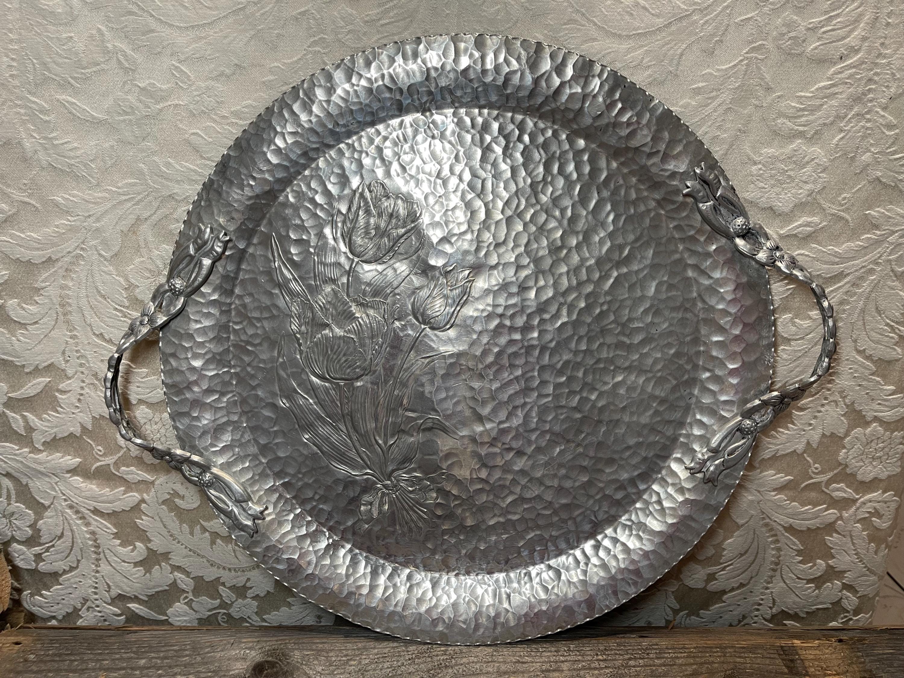 食器 rararand Vintage Rodney Kent Hammered Aluminum Tray, Tulip Dogwood Handles