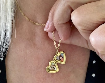 Tiny Gold Heart Locket met foto's bevat twee foto's en is met de hand beschilderd met een bloemmotief