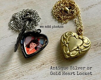 Medallón de corazón de plata antiguo con fotos pequeñas y minimalistas con un encanto victoriano