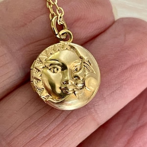 Pequeño medallón celestial de sol y luna de latón dorado con fotos
