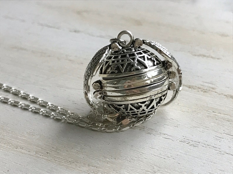 Memorial Locket Silver Ball Locket Sentimental Gifts Silver locket Necklace Angel Wing Locket 5 photo locket Mother/'s Day Family Tree
