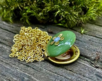 Tiny Green locket with daisy customized with photos