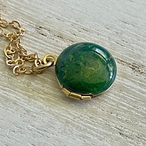 Pequeño medallón redondo pintado a mano en verde musgo con fotos