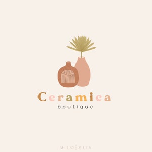 Op de afbeelding: Een logo voor een keramiekboetiek genaamd "Ceramica boutique". Het logo toont twee vazen, een bruine met een wit geometrisch ontwerp en een roze, met een gestileerde plant op de achtergrond.