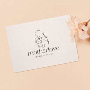 Puede incluir: Tarjeta crema con el texto "motherlove doula services" en una fuente minimalista, y un dibujo lineal de una madre y un ni&ntilde;o. Una ramita de flores rosas est&aacute; en la esquina superior derecha, sobre un fondo melocot&oacute;n.