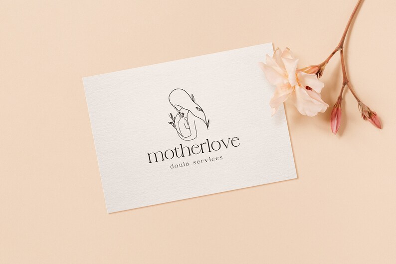Puede incluir: Tarjeta crema con el texto "motherlove doula services" en una fuente minimalista, y un dibujo lineal de una madre y un ni&ntilde;o. Una ramita de flores rosas est&aacute; en la esquina superior derecha, sobre un fondo melocot&oacute;n.