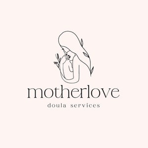 Puede incluir: Un logotipo minimalista que representa a una madre abrazando a un beb&eacute;, renderizado en un delicado estilo de arte lineal. Las palabras "motherlove" y "doula services" se muestran en una tipograf&iacute;a elegante. El logotipo est&aacute; sobre un fondo de color rosa p&aacute;lido.