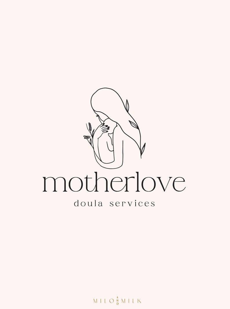 Puede incluir: Un logotipo minimalista que representa a una madre abrazando a un beb&eacute;, renderizado en un delicado estilo de arte lineal. Las palabras "motherlove" y "doula services" se muestran en una tipograf&iacute;a elegante. El logotipo est&aacute; sobre un fondo de color rosa p&aacute;lido.