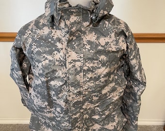 Genuine US Military ACU universal  ECWCS Goretex Digital Parka/ Jacket Extreme Cold Weather Medium Regular. New.