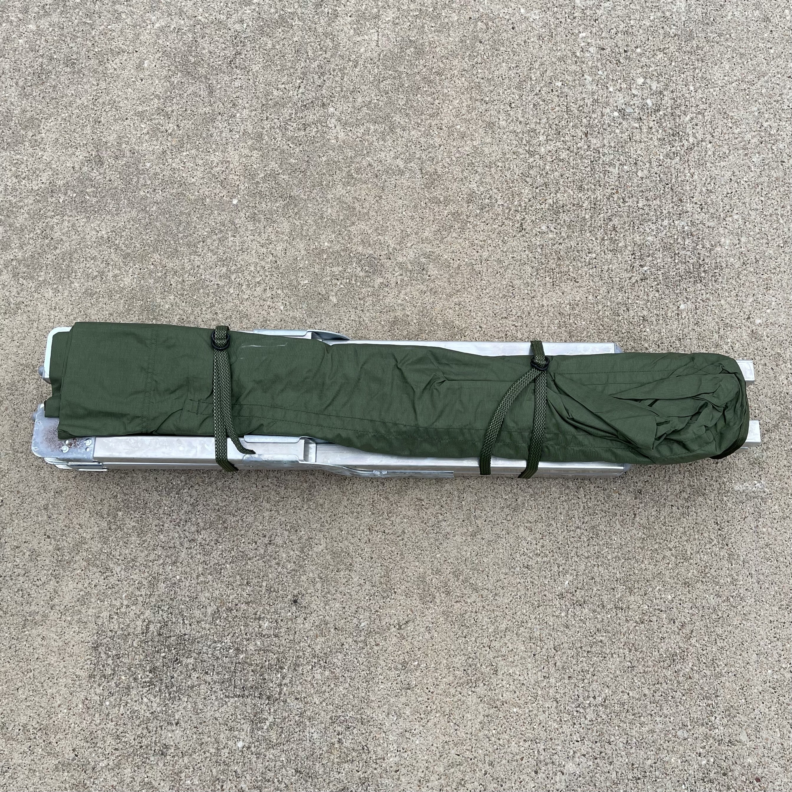 本物の米軍用頑丈スチールフレーム折りたたみ式キャンプ用簡易ベッド