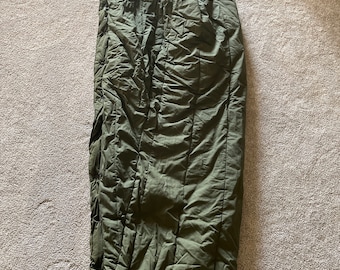 Neuwertiger echter US Militär Schlafsack in Grün Vintage 1984