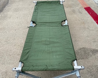 本物の米軍用頑丈スチールフレーム折りたたみ式キャンプ用簡易ベッド