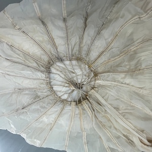Franse militaire 24'ft witte ronde parachute/fotoshoot, auto-/boothoezen, luifel en decoratie.