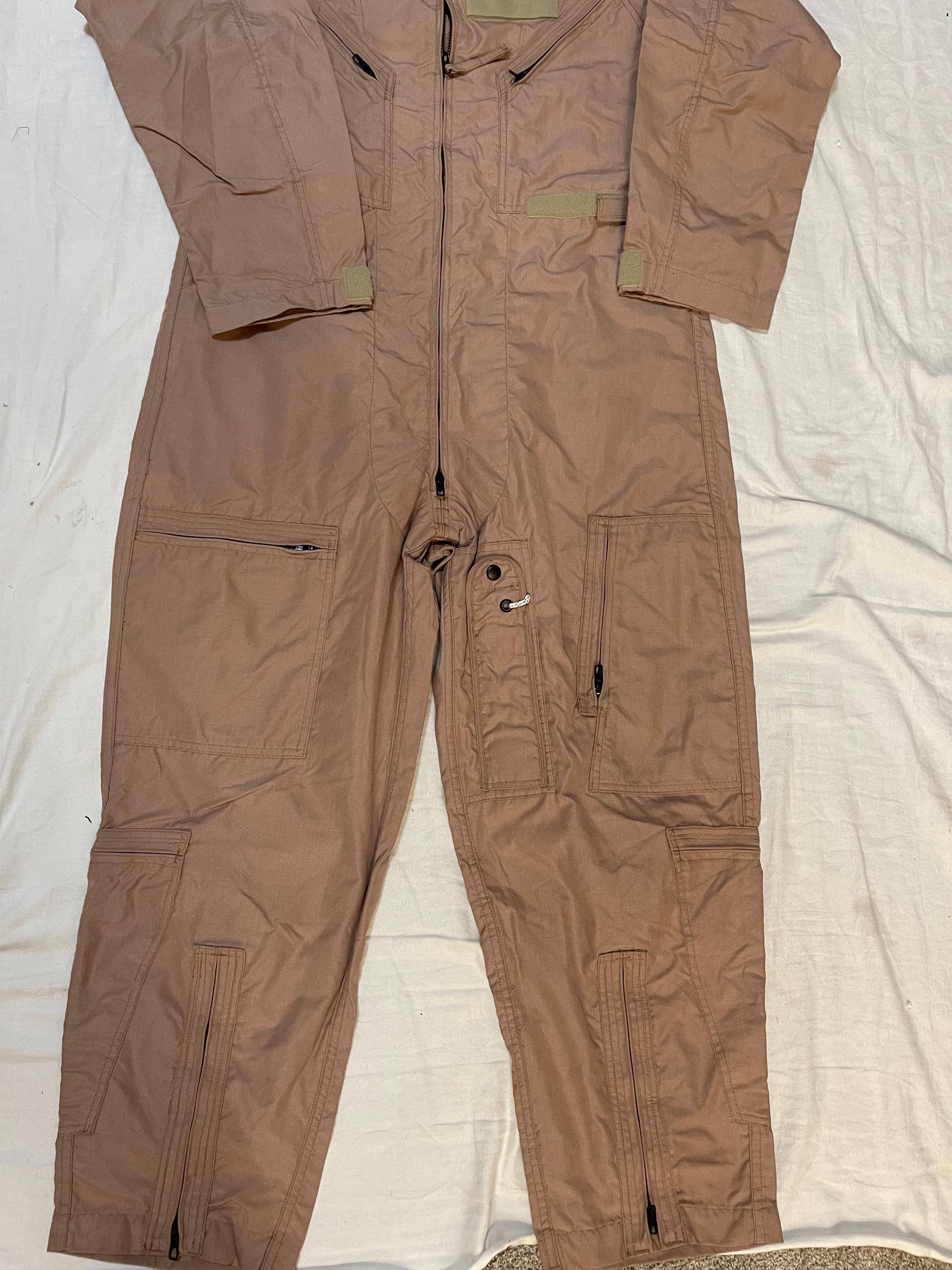 本物の米軍フライヤーズデザートタンフライトスーツCWU-27/P