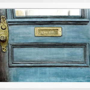 以下が含まれることがあります： 「LETTERS」と書かれた金色の郵便受けが付いた青いドアの水彩画。ドアには金色の取っ手と鍵が付いています。このアートワークは白いフレームで額装されています。