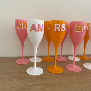 Personalisierte Champagnerkelche / Kunststoff Hennen Plastikgläser / Plastikflöten / Hen Party / Brautjungfer Geschenk / Weingläser / Hochzeit
